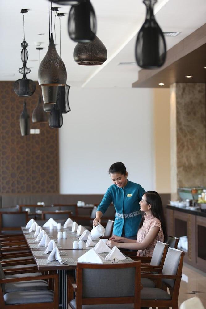 Hotel Santika Gresik Exteriér fotografie
